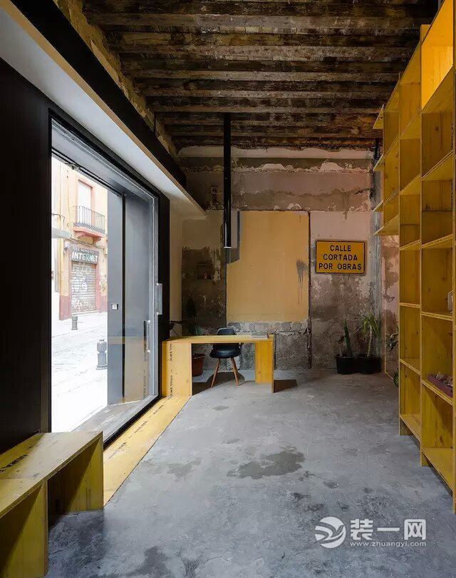 看腻了各种旧房改造 这个破烂办公室装修的很是特别